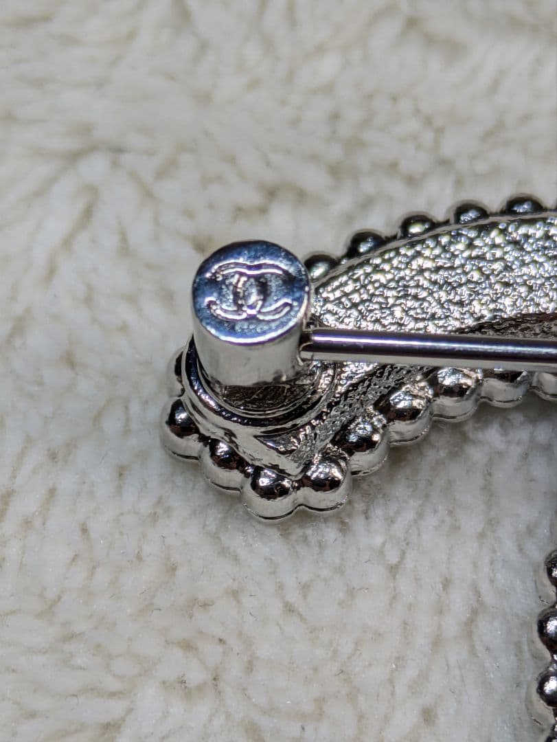 シャネル　ブローチ　レザー　ラインストーン　クリスタル　CHANEL　ココマーク