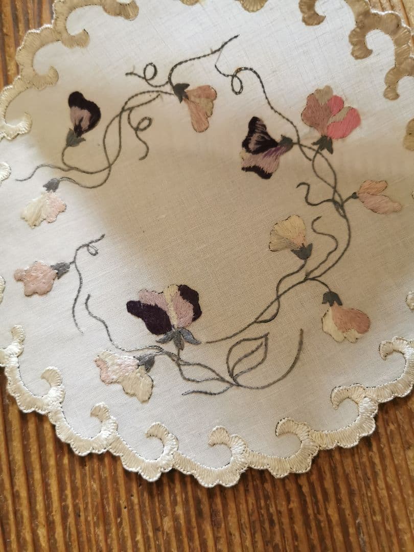 アンティーク ソサイエティシルク手刺繍 スィートピー 菫 スカラップドイリー