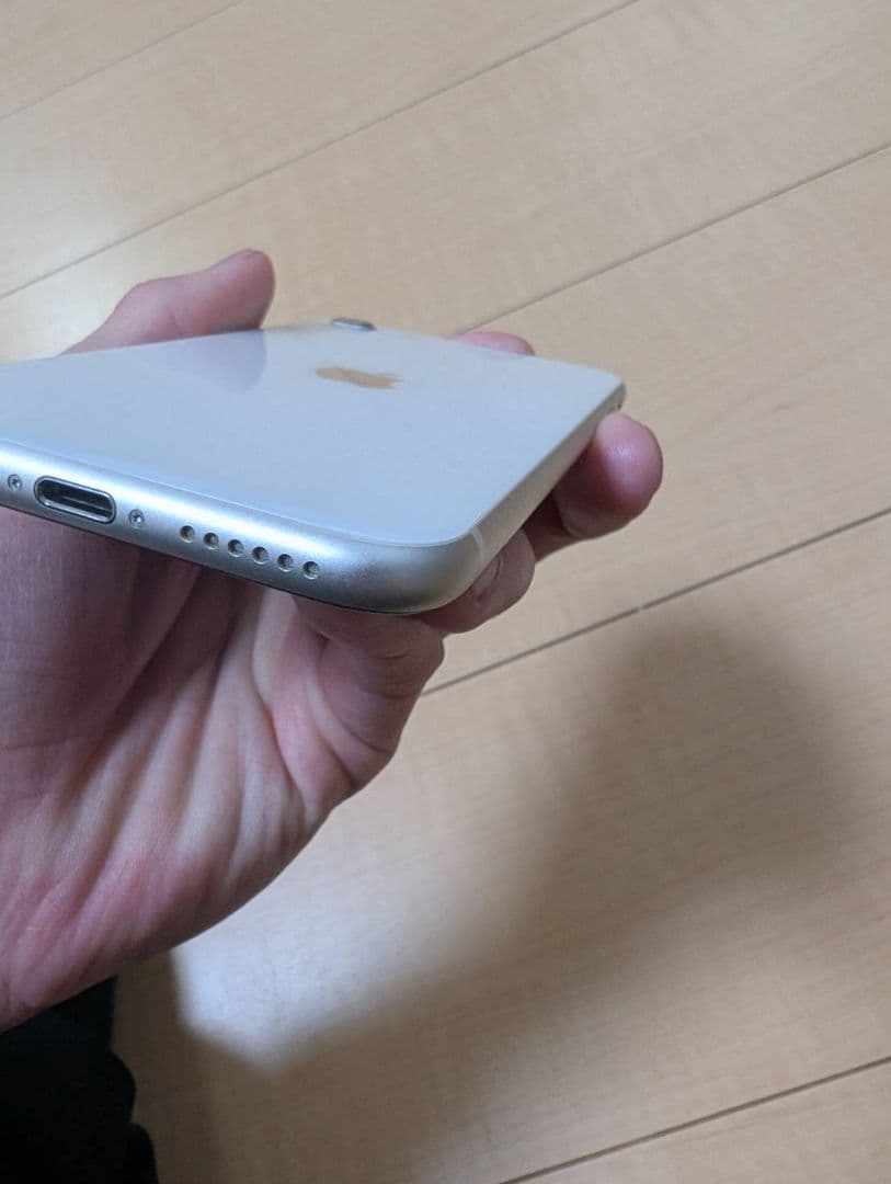 【中古、極美品】iPhoneSE第3世代、スターライト 64gb