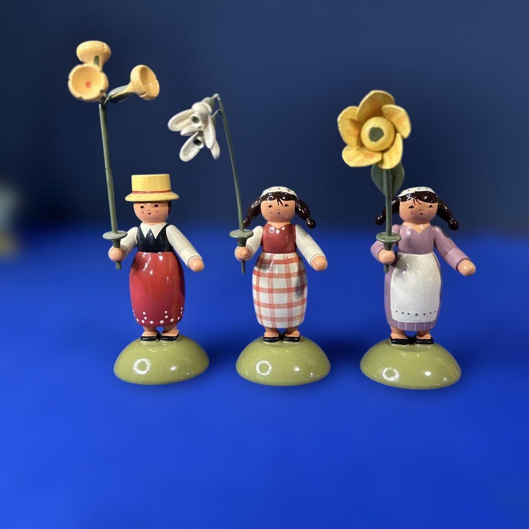 ドイツ製　木製人形　エルツ地方　ザイフェン お花を持つ女の子　KWO工房