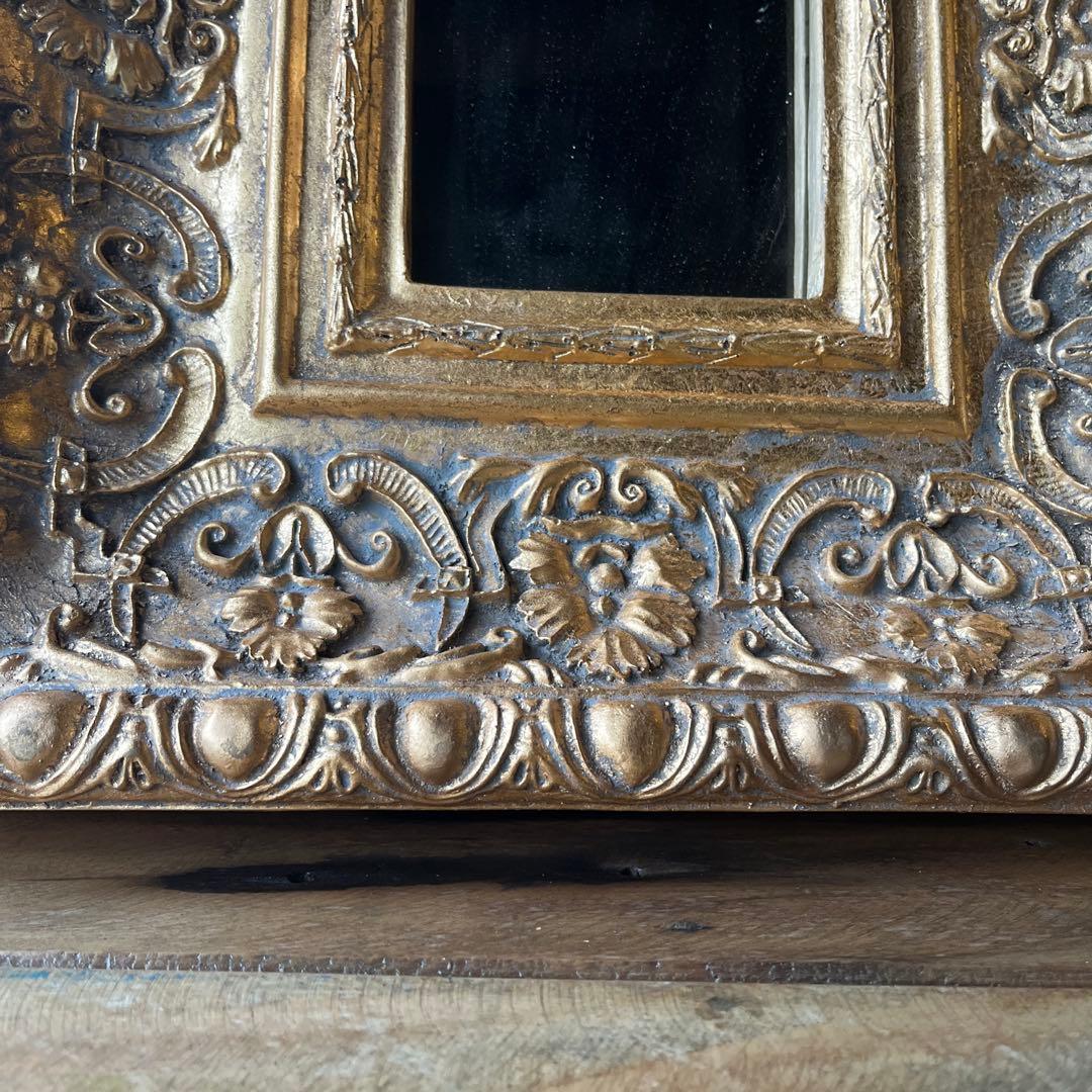 装飾的な金色の壁掛け鏡　アンティーク　ウォール　ミラー　金色