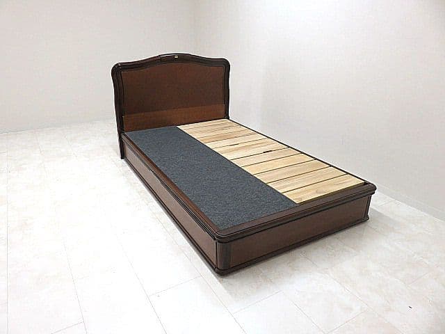 み*ん様 シモンズ クラシック様式セミダブルサイズベッドフレーム　※背部に日焼け