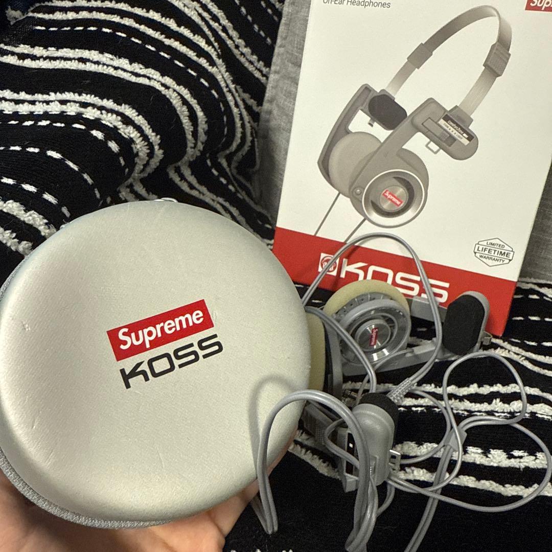 SupremeとKossのコラボのヘッドホンです。
