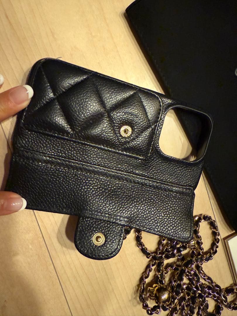 CHANEL iPhone14pro ゴールドチェーン付きカバー