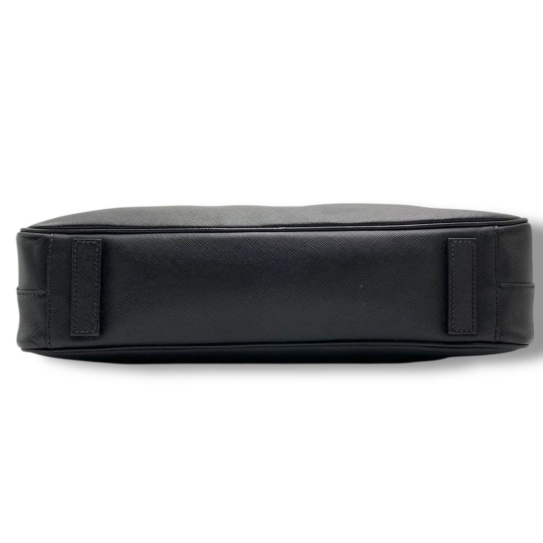 美品✨プラダ ビジネスバッグ 三角ロゴプレート サフィアーノレザー 黒 南京錠付