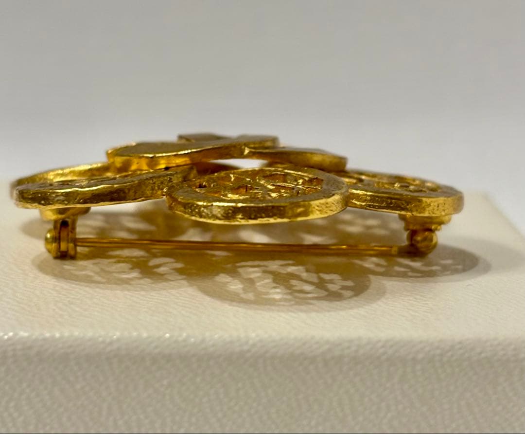 CHANEL ゴールド フラワーブローチ 箱付き