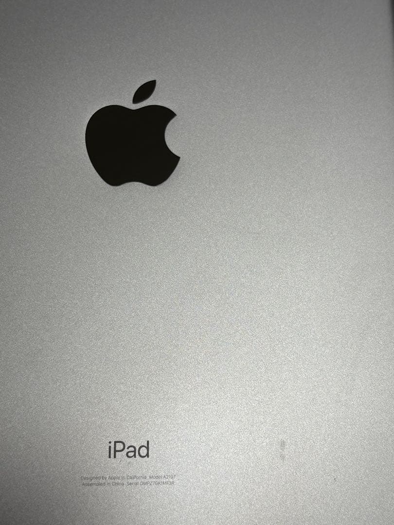 iPad 第7世代 128GB シルバー 本体 + 純正キーボードカバー付き