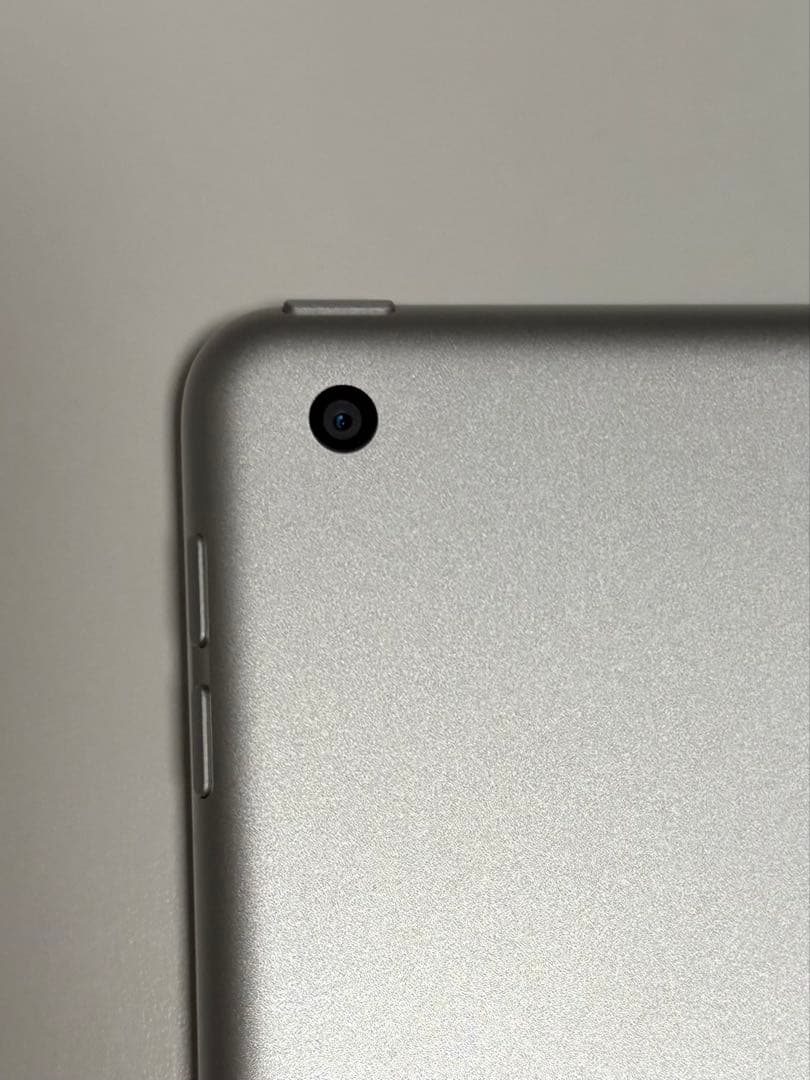 iPad 第7世代 128GB シルバー 本体 + 純正キーボードカバー付き