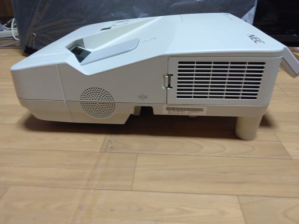 NEC 超短焦点プロジェクター NP-UM330WJL