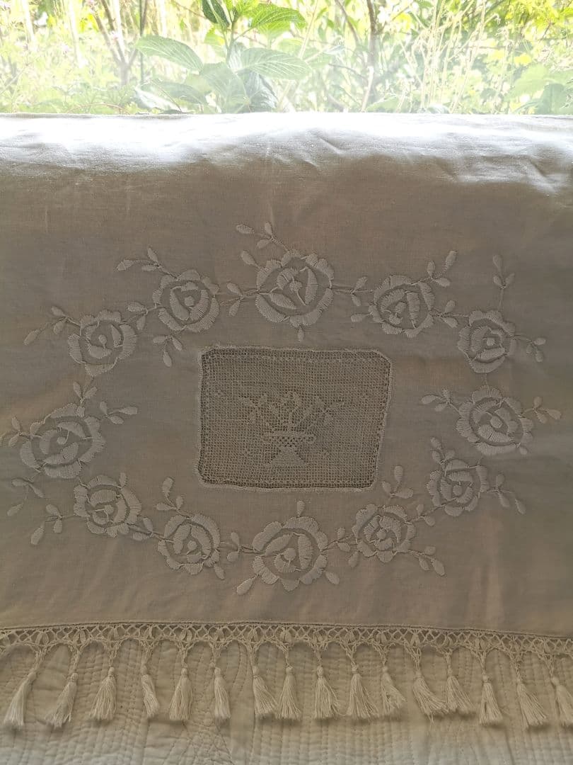 アンティークフランス ローズ刺繍とフィレレースのタッセルフリンジ付リネンカーテン