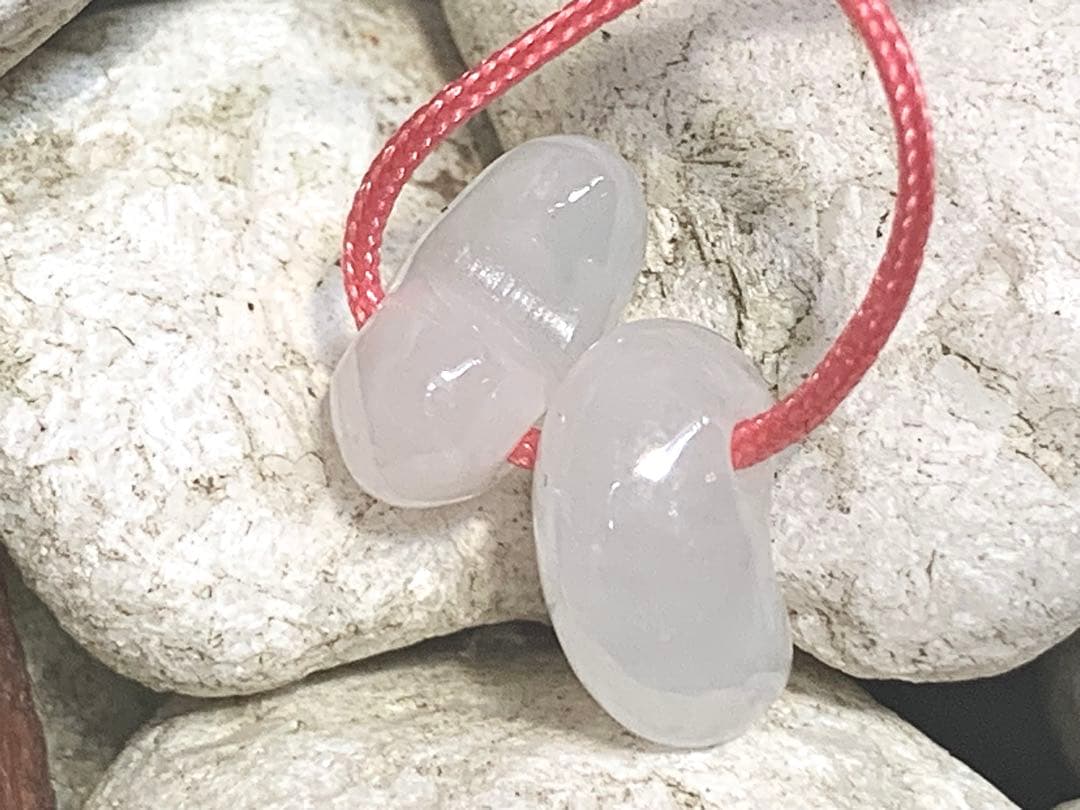 ✳ピカピカの綺麗な勾玉　極上の透明感　糸魚川翡翠ミニ勾玉2個セット ‼️