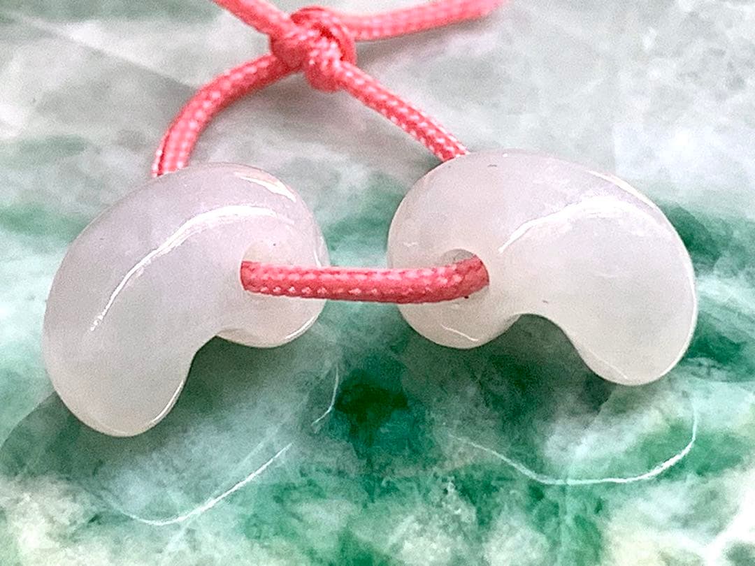 ✳ピカピカの綺麗な勾玉　極上の透明感　糸魚川翡翠ミニ勾玉2個セット ‼️