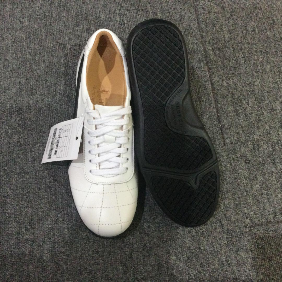 新品未使用品　ベネシュスニーカー２２３WH   22.５cm