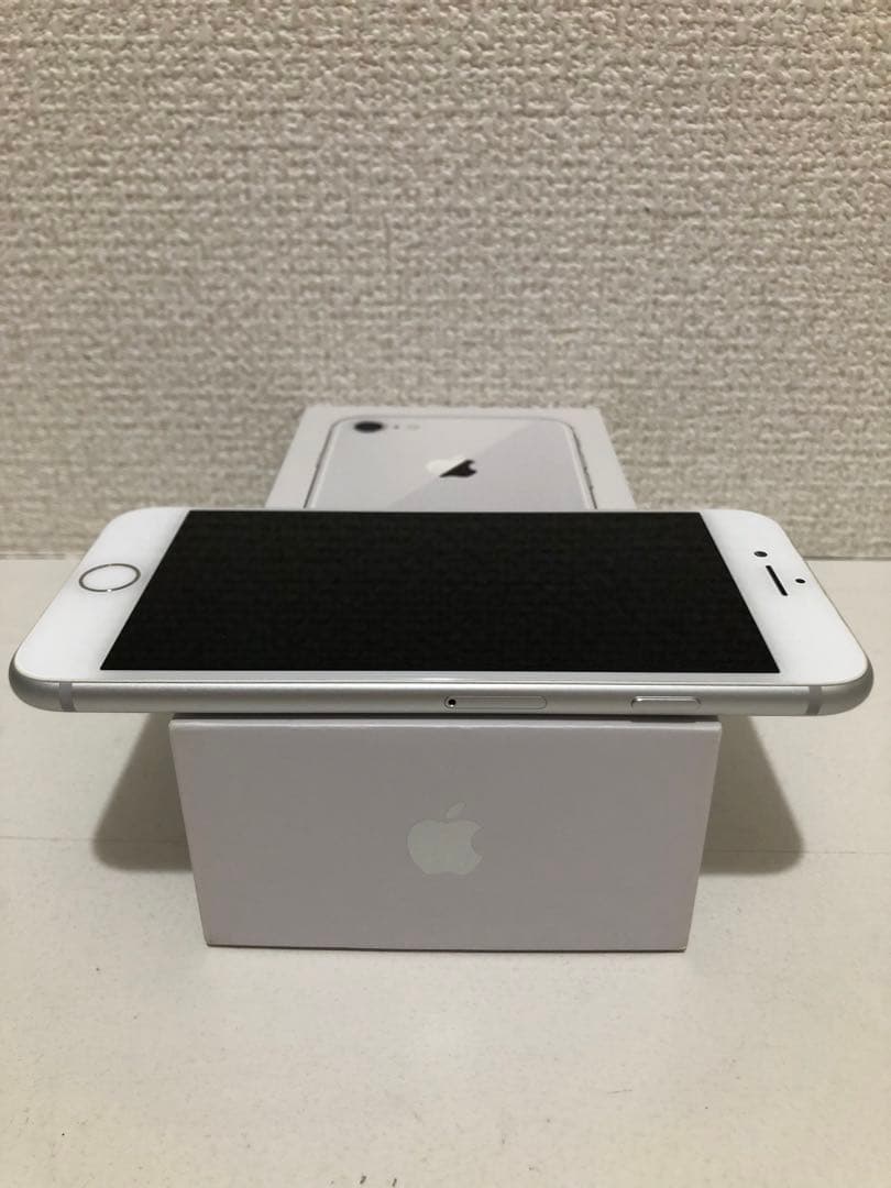 美品 Apple iPhone 8 シルバー SIMロック解除済み