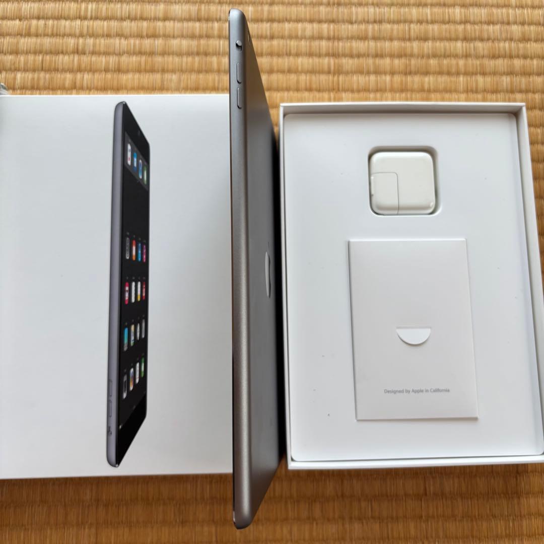 iPad Air 16GB Wi-Fiモデル シルバー 箱 、 アダプター 付