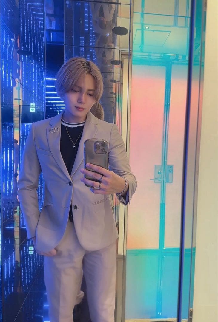 VALENTINO ヴァレンティノ ブローチVロゴ シグネチャー クリスタル