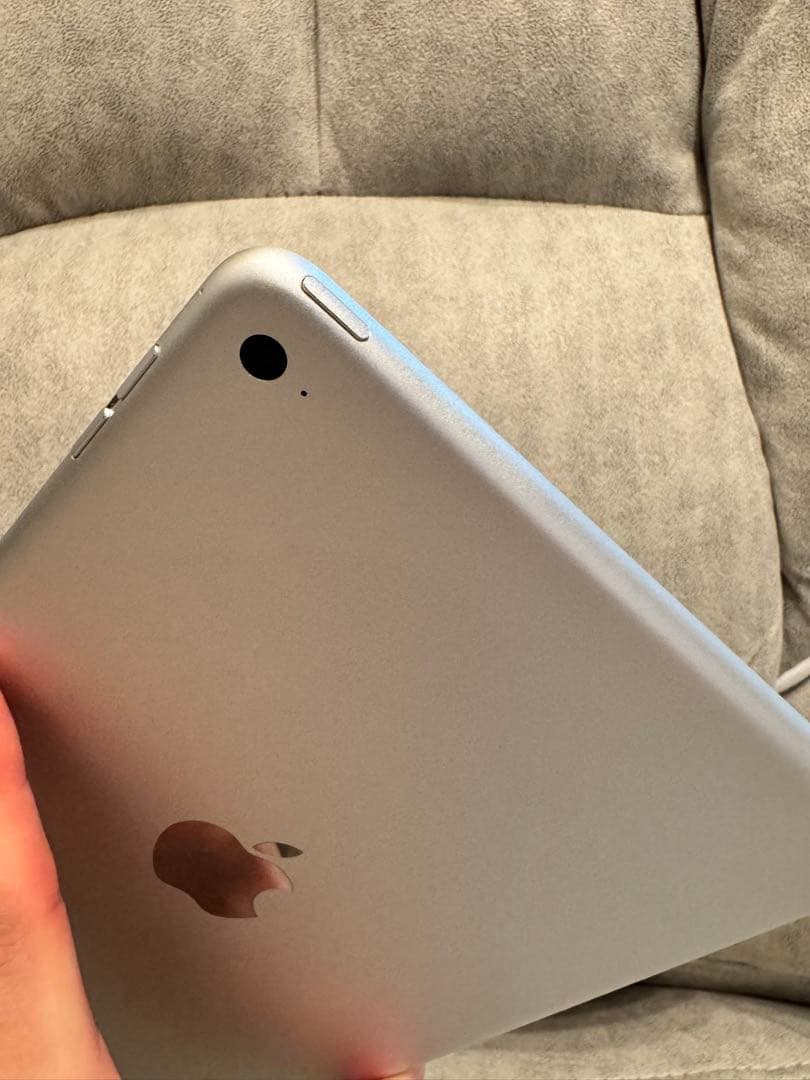 iPad mini 4世代 128GB Wi-Fi シルバー キーボード付