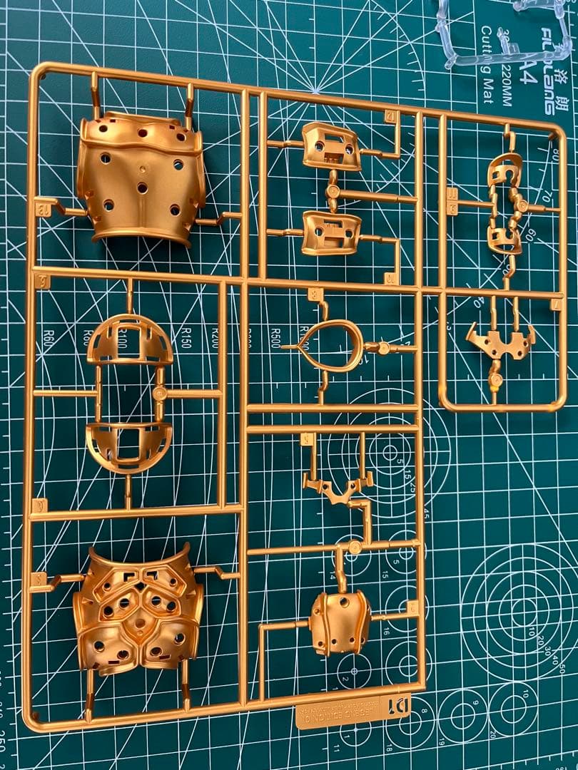 仮面ライダークウガ　アルティメットフォームプラモデル可動フィギュア発光LED付属