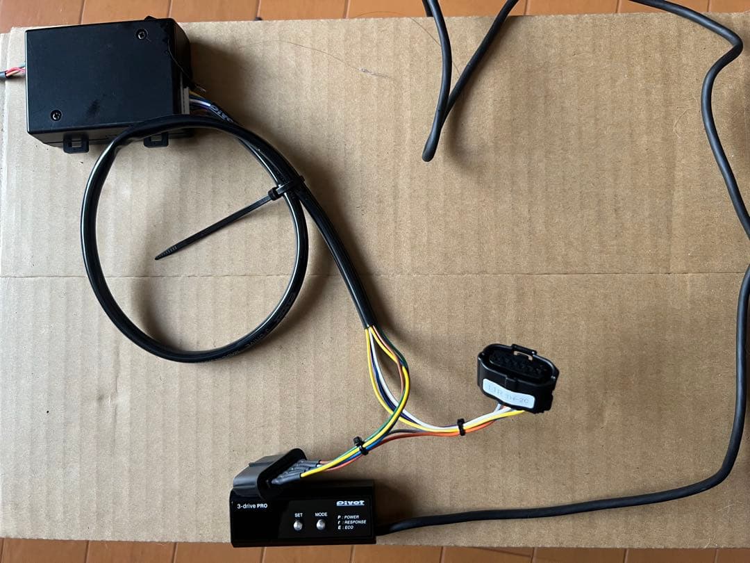 Pivot 3-drive PRO スロコン　JB64ジムニー