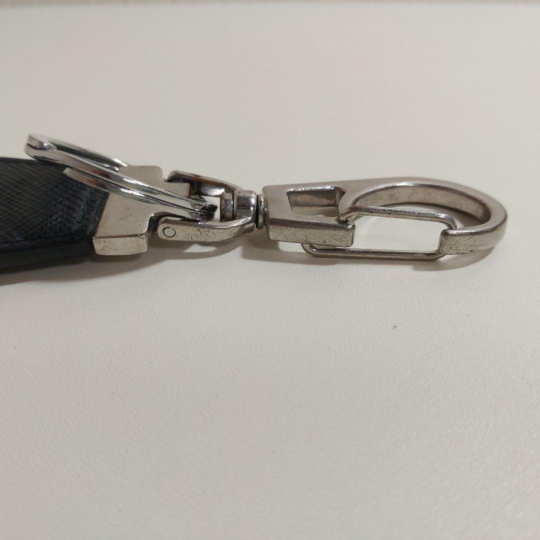 プラダ トライアングルロゴ キーホルダー サフィアーノ ブラック 2PP041