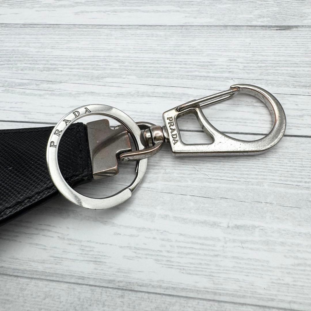 【美品】プラダ キーリング キーホルダー 三角ロゴ サフィアーノレザー ブラック