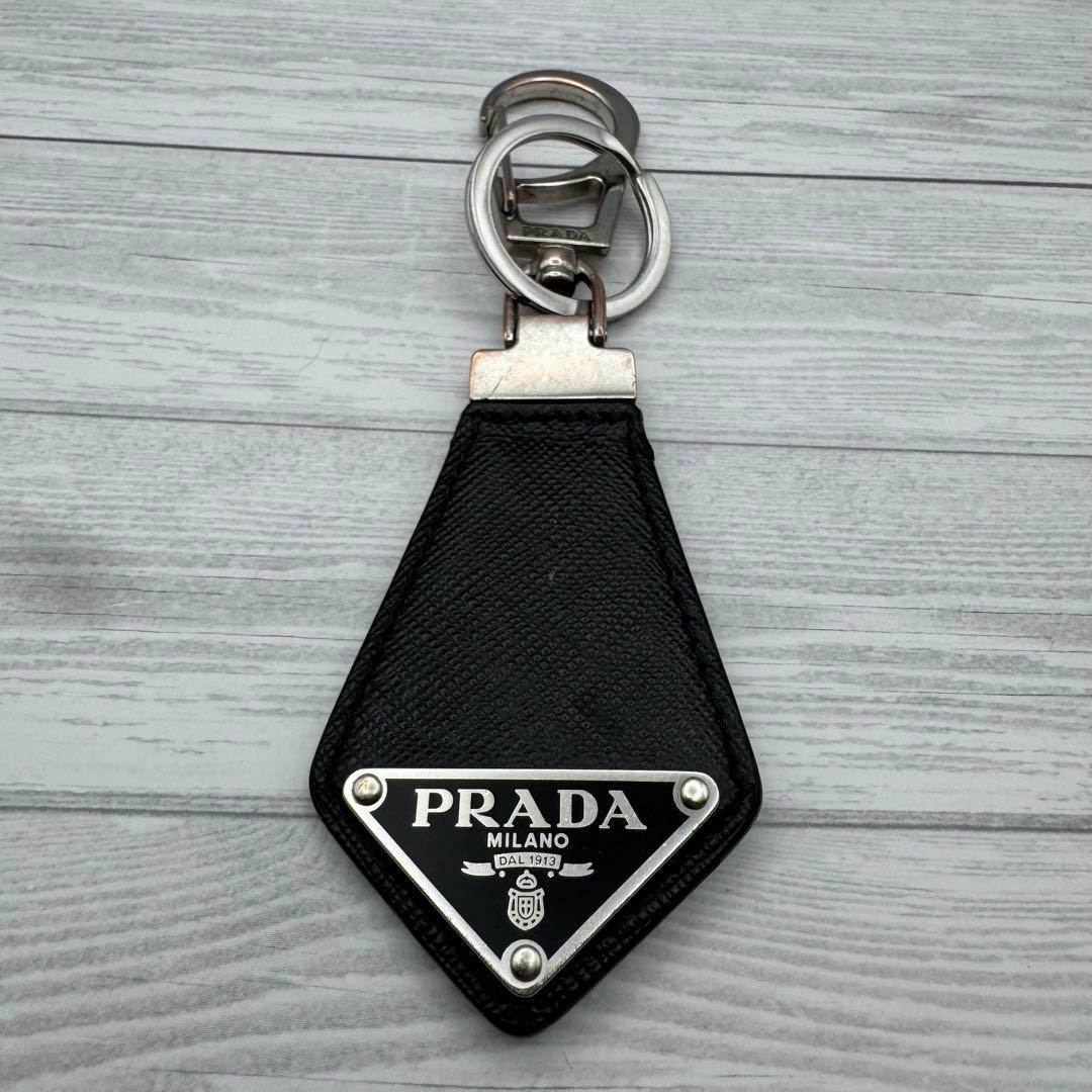 【美品】プラダ キーリング キーホルダー 三角ロゴ サフィアーノレザー ブラック