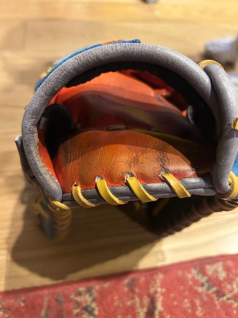 軟式グローブ 黒と青のレザー