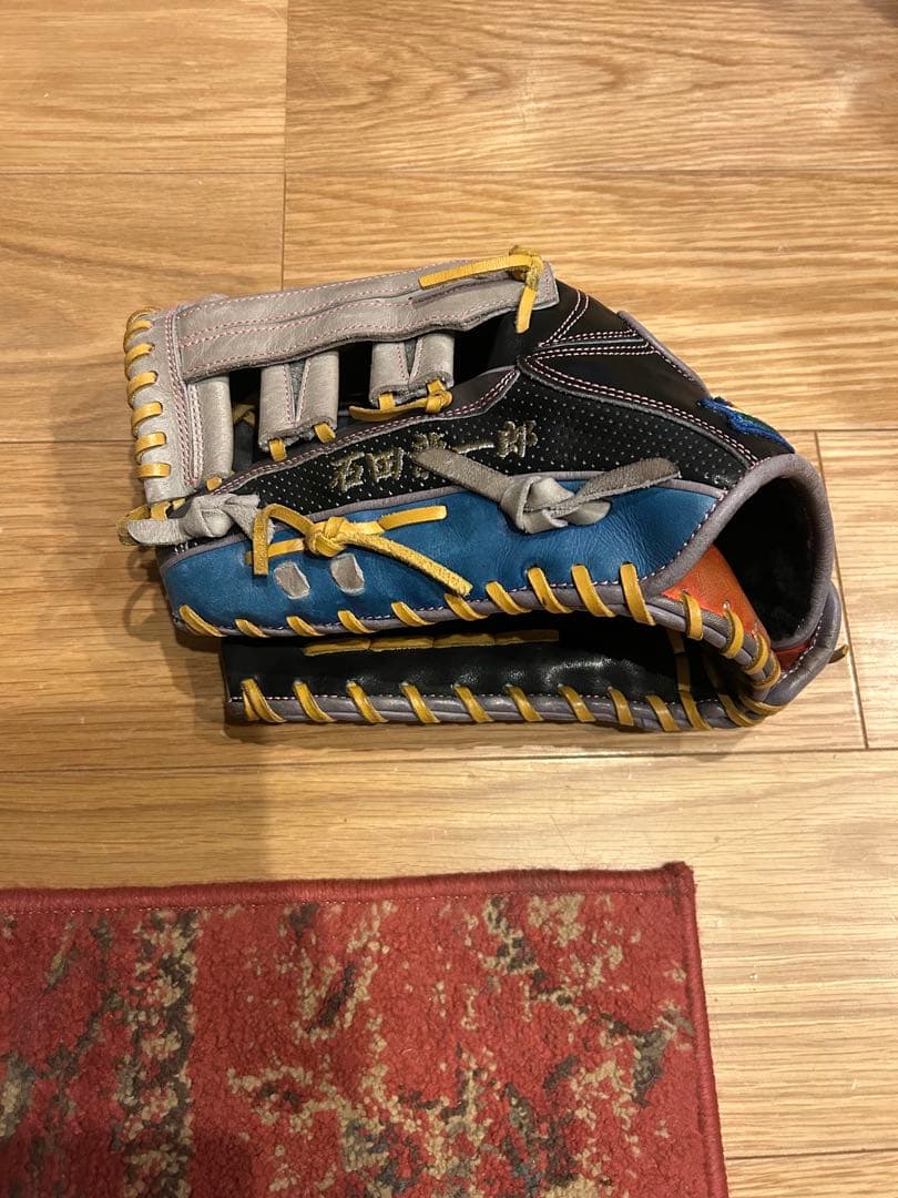 軟式グローブ 黒と青のレザー