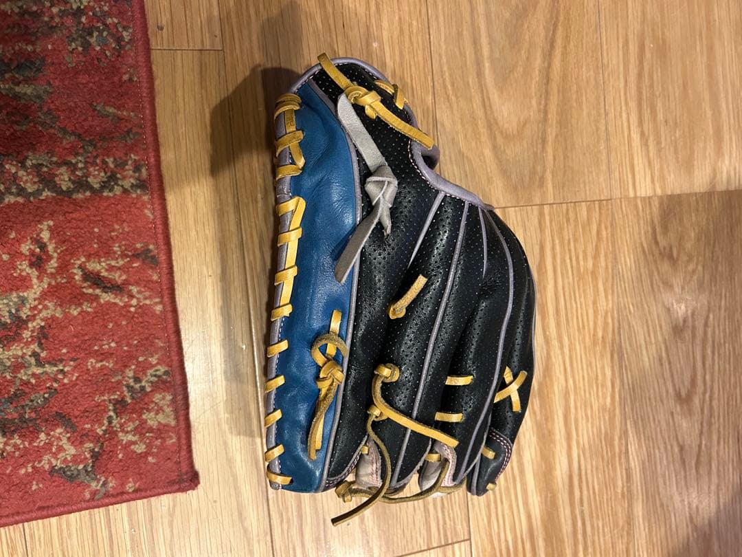 軟式グローブ 黒と青のレザー
