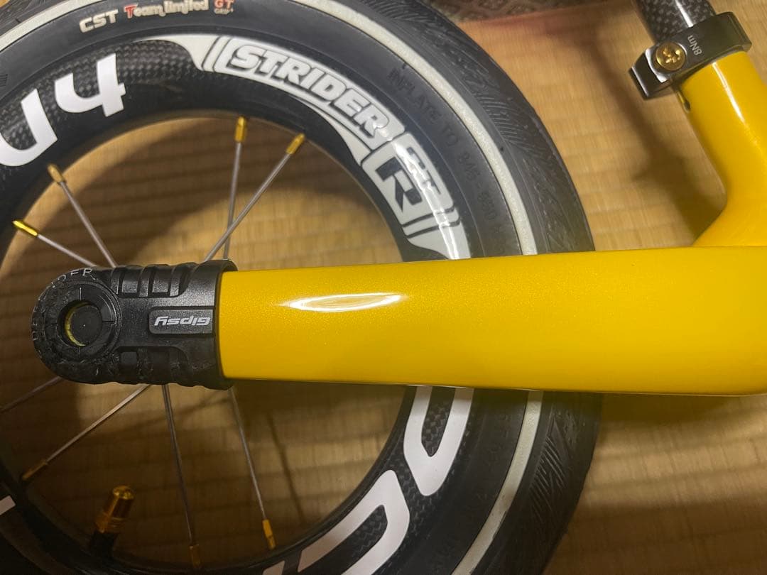 ストライダー　st-r カーボン　イエロー