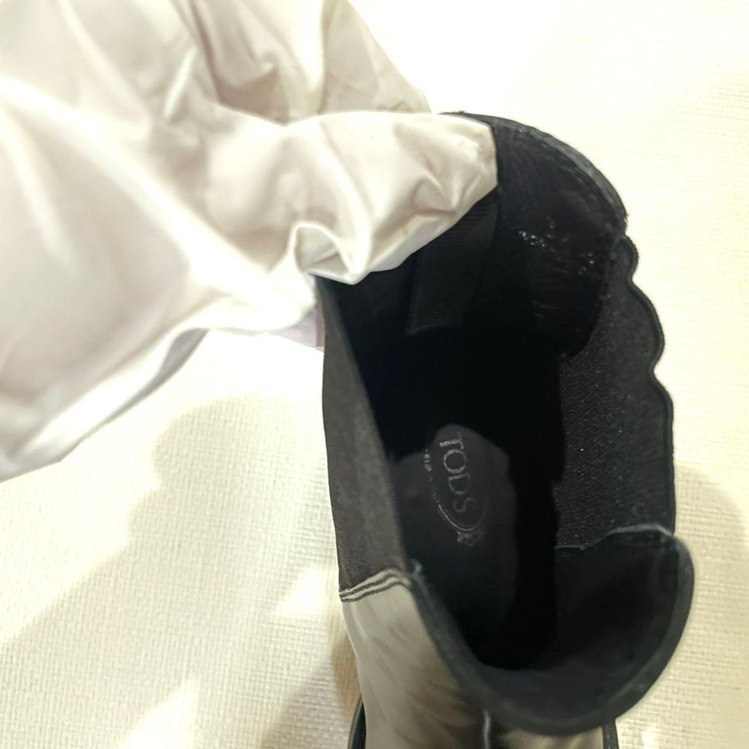 TOD'Sのブラックレザーブーツ