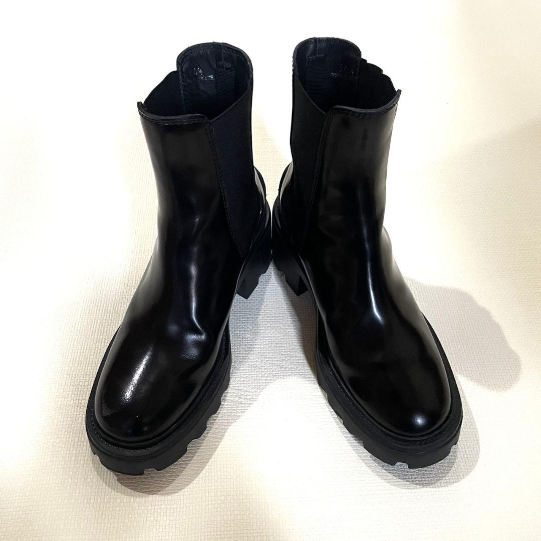 TOD'Sのブラックレザーブーツ