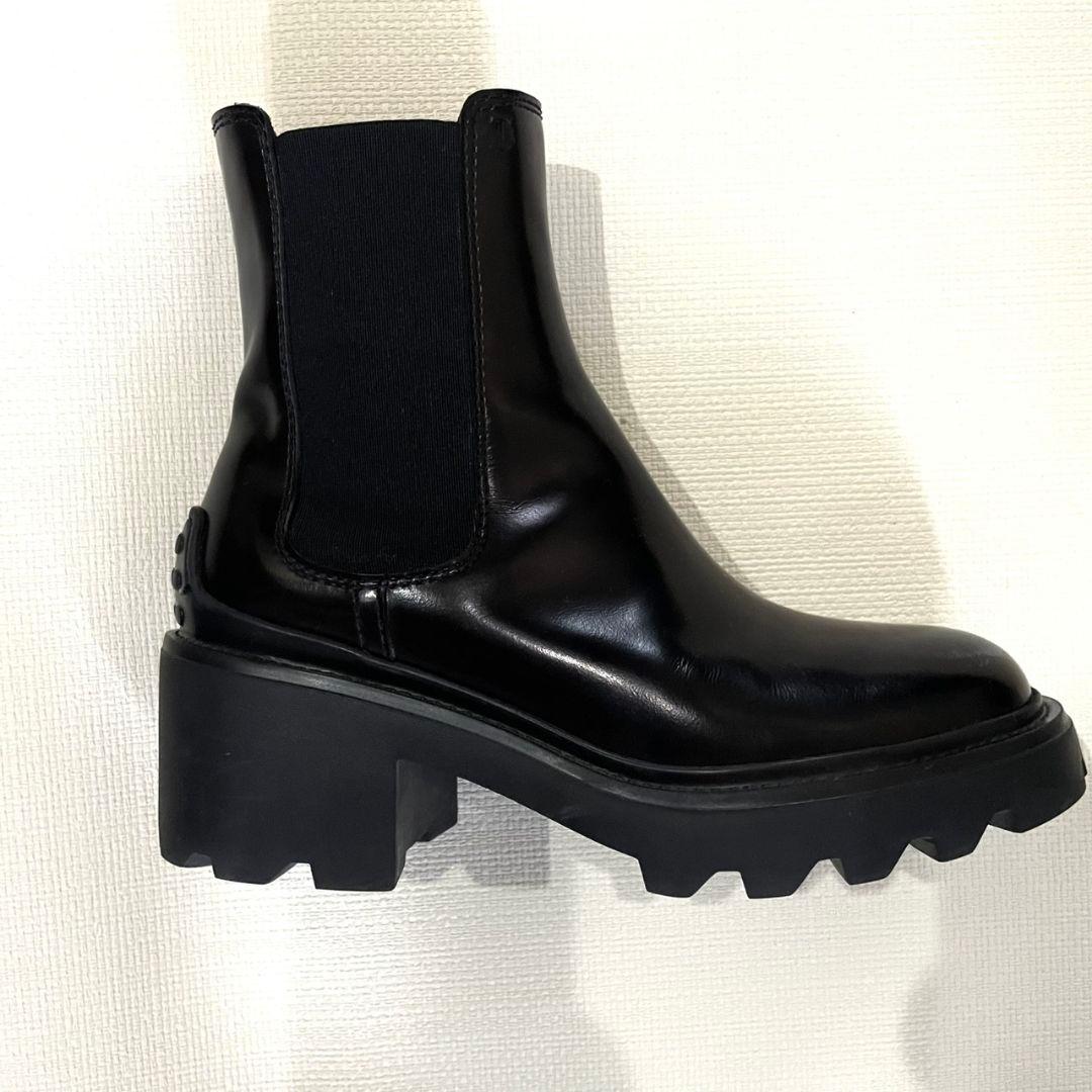 TOD'Sのブラックレザーブーツ