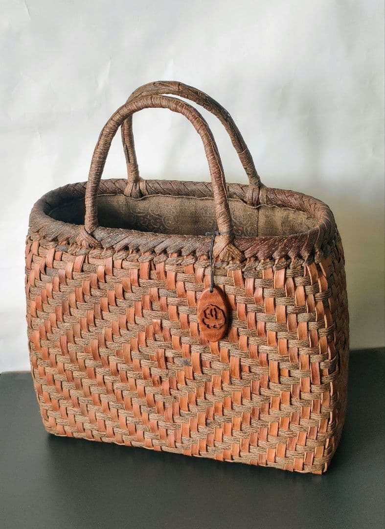 しの　希少天然素材 　沢胡桃かごバッグ　籠バック