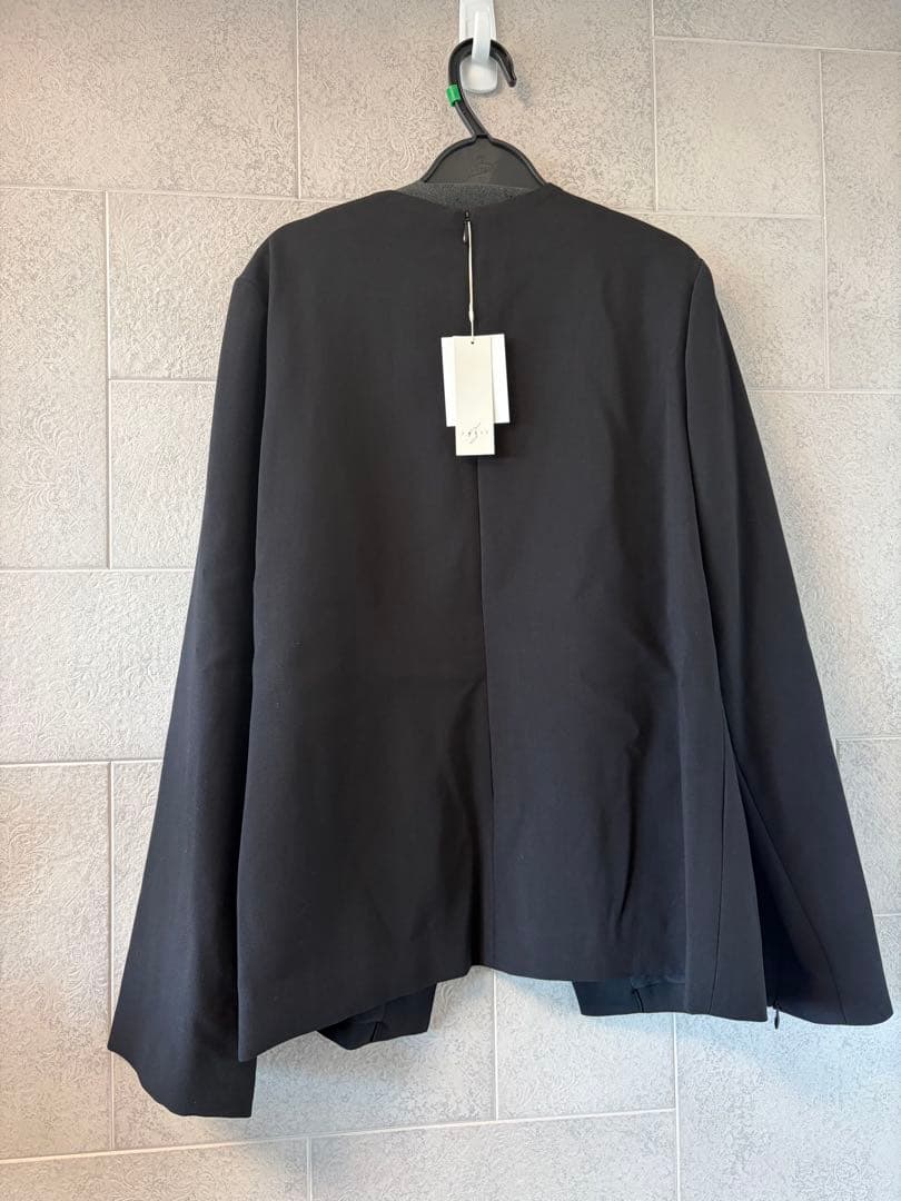 real レジル トップス 黒 袖ファスナー付き ケープ状新品未使用 ヤマダヤ
