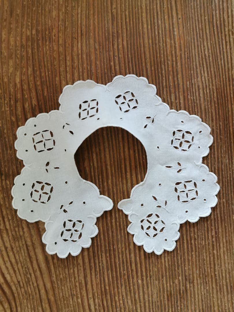 アンティーク オープンカットワーク花刺繍 アイレット スカラップスタイ 付け襟