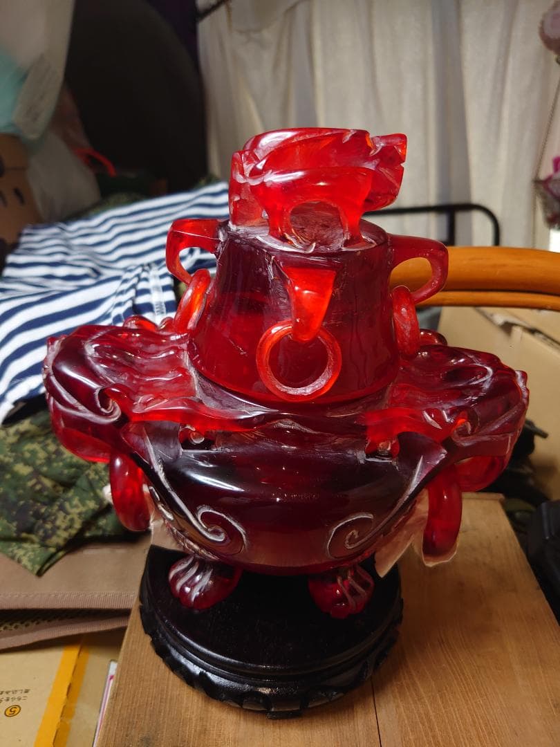 赤い琥珀で作られたアンティーク