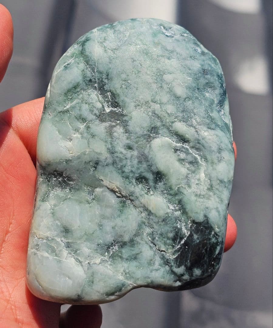 圧倒的パワー‼️青色❔緑❔糸魚川産 翡翠 原石