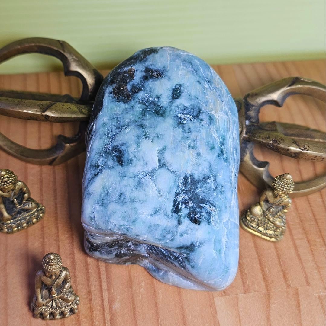 圧倒的パワー‼️青色❔緑❔糸魚川産 翡翠 原石