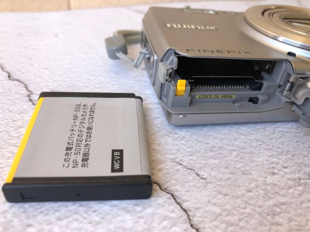 FUJIFILM finepix F100fd デジカメ (D8)