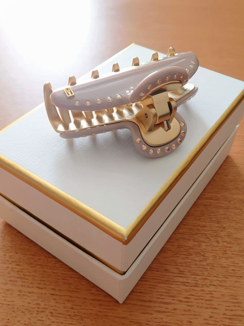 アレクサンドルドゥパリ スワロフスキー ヴァンドームクリップ ベージュ