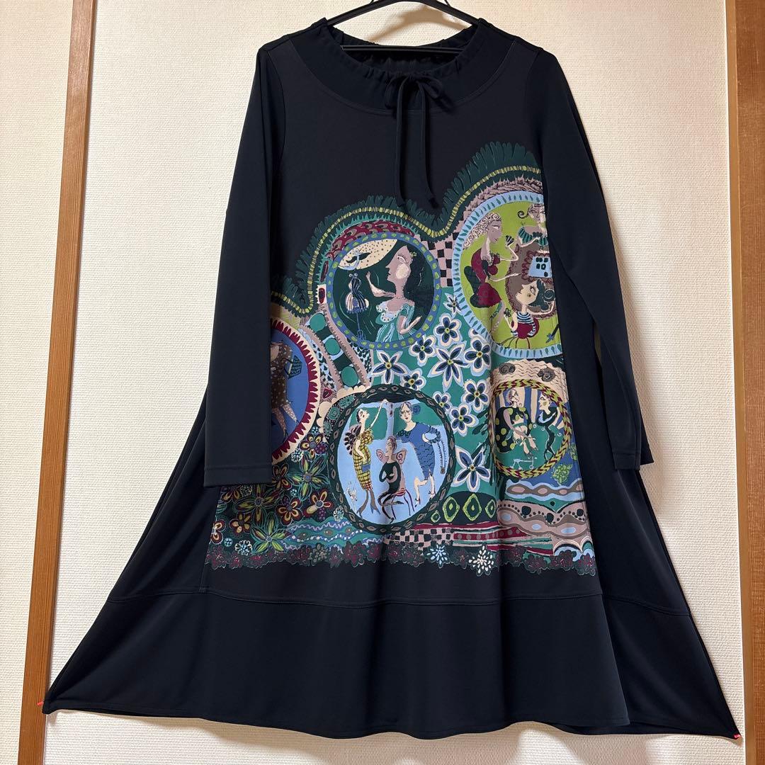 【未使用に近い】✨トクコプルミエヴォル✨黒地に前中央メルヘン柄長袖チュニック！