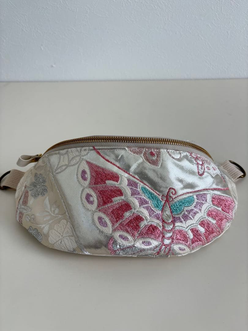 再販　袋帯　帯リメイクバッグ　ボディバッグ　蝶々　プラチナ