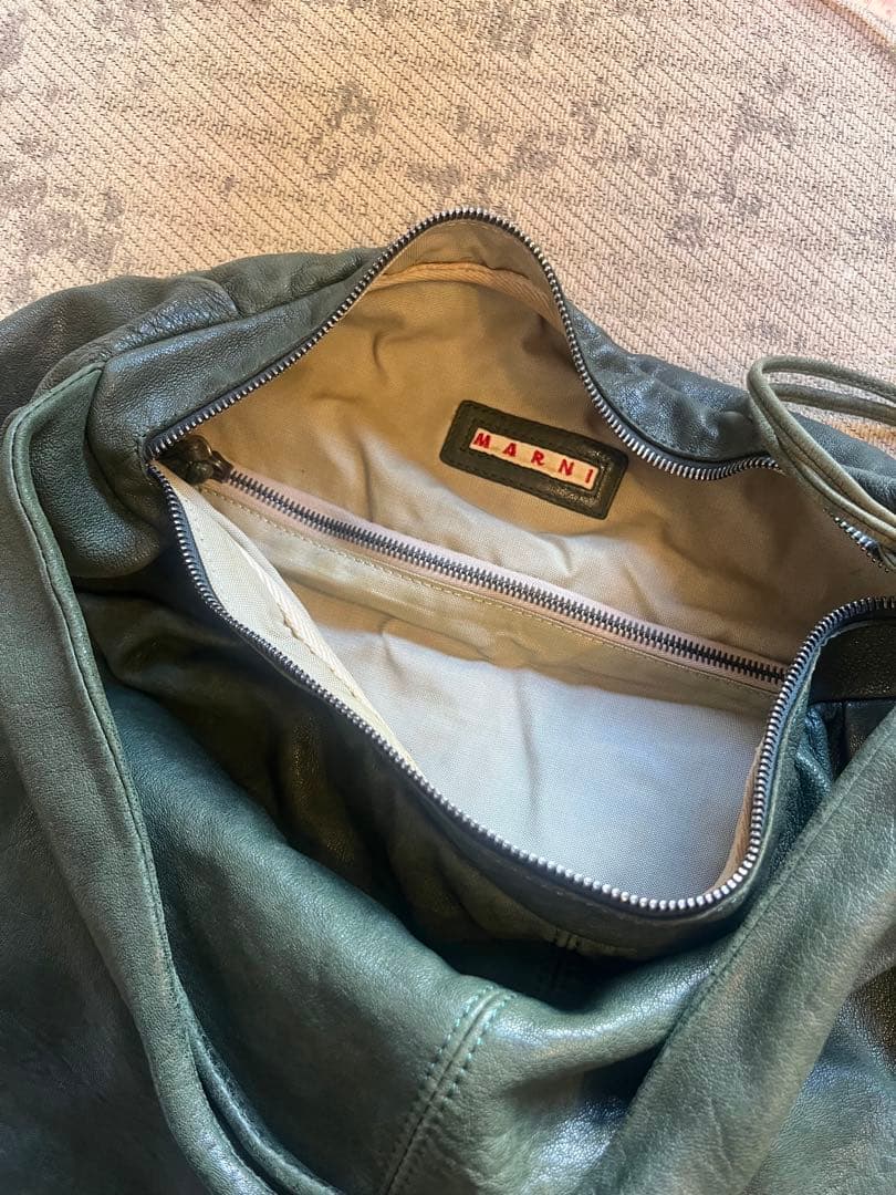 MARNI ダークグリーン ショルダーバッグ(チャーム付き)