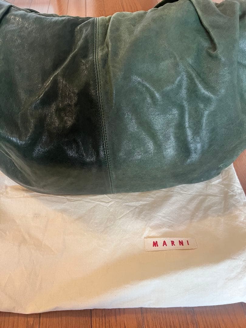 MARNI ダークグリーン ショルダーバッグ(チャーム付き)