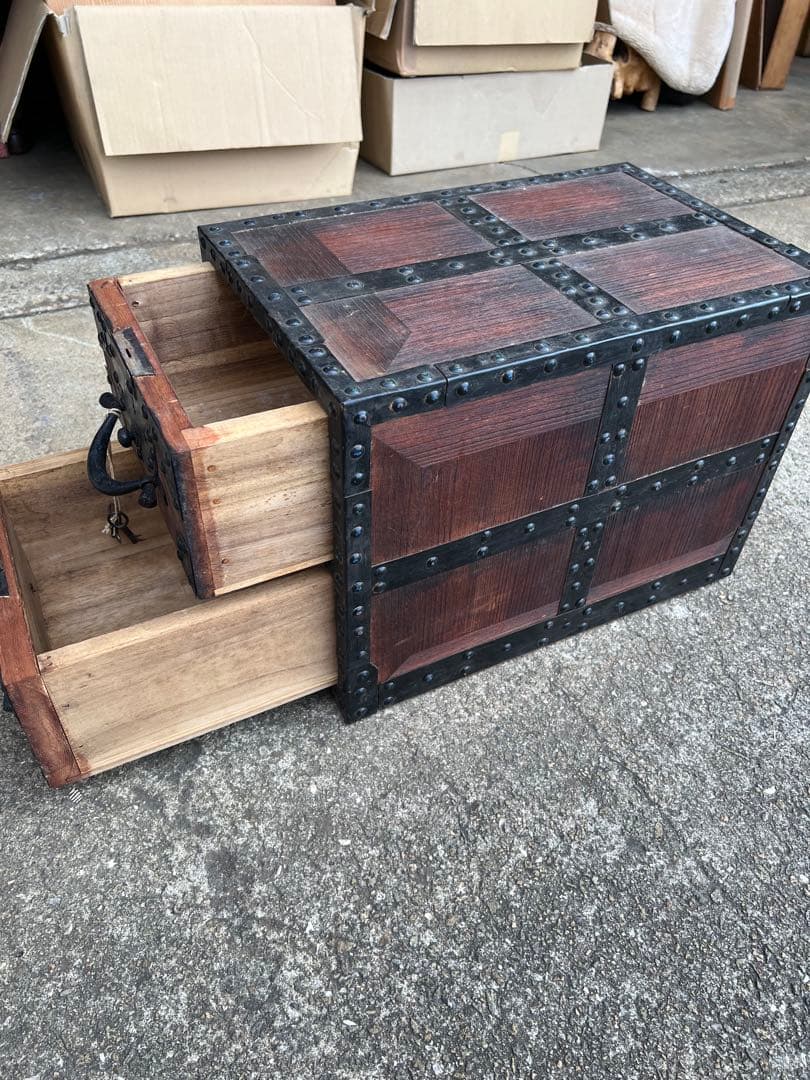 骨董 船箪笥 (金庫) 時代和箪笥 鉄地金具　カギ付き　金具装　昭和レトロ