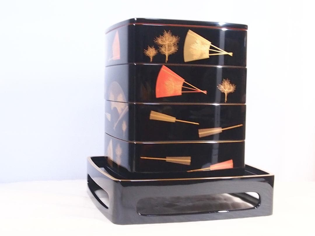 【美品】輪島塗 わじま慶塚 扇面に松蒔絵 四段重箱 台付き＆屠蘇器 お重/酒器