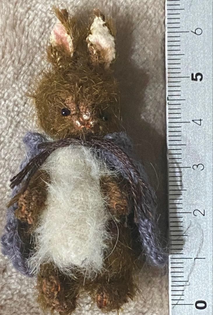 moriのえほん様　りんごを持った紫マントの茶色うさぎ　ミニチュアぬいぐるみ