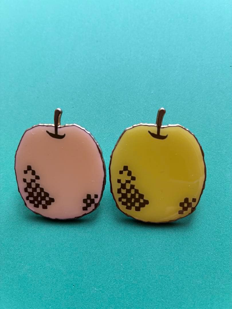 ミナペルホネン　mela リンゴ の ピンバッジ 4個