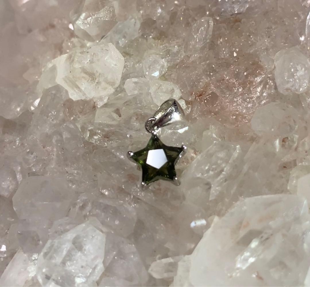 7日まで特価にて❣️★高品質★ モルダバイト　星型　ペンダントトップ